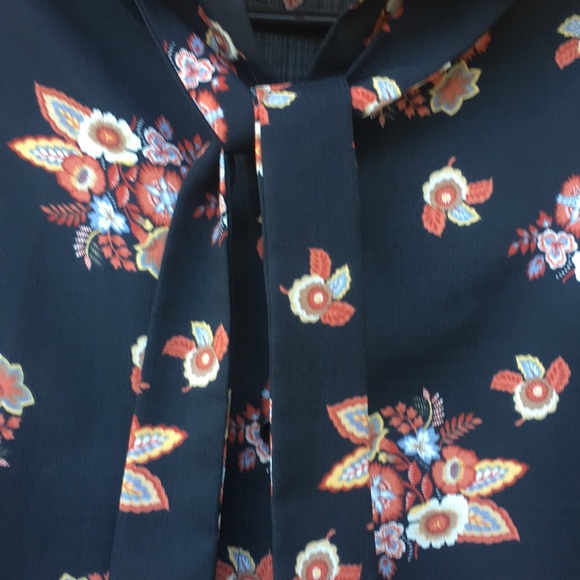 💐 Vintage Floral Button-up 💐 - Picture 2 of 4